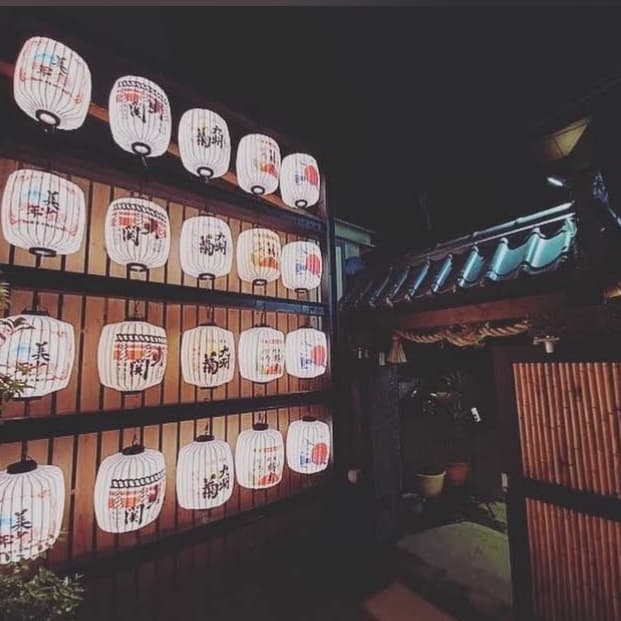 那位在喝酒的先生
