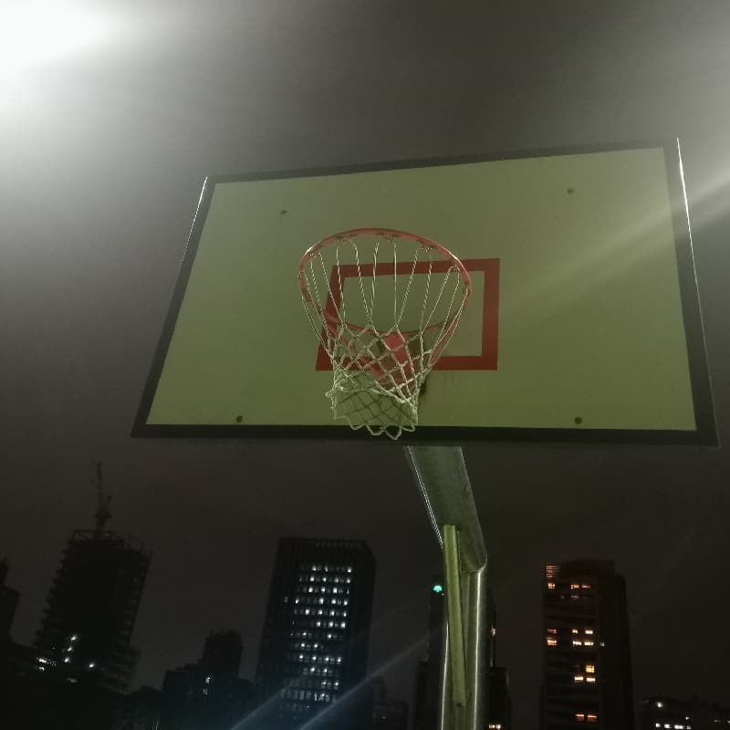 晚上一起打籃球