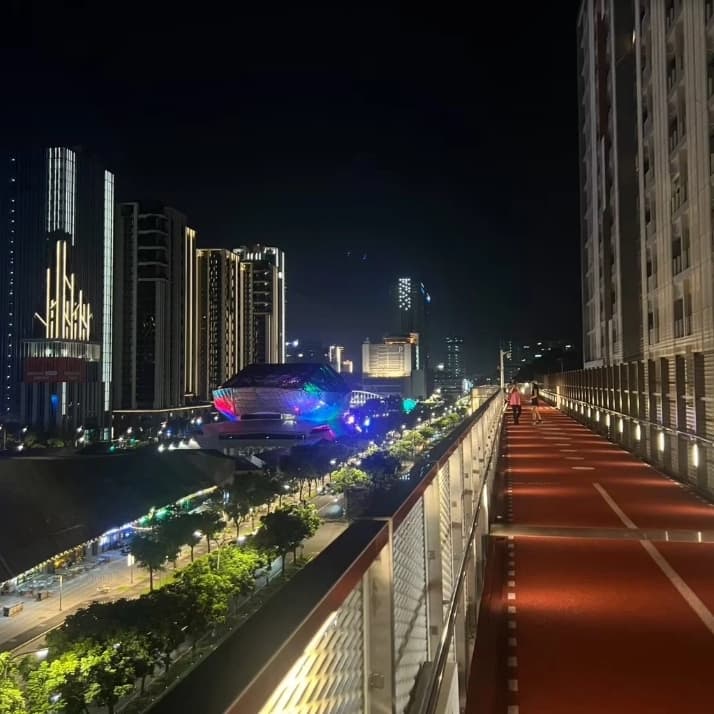漫步空中跑道 🌆 迎風看夕陽與夜景,跑完一起吃好料!