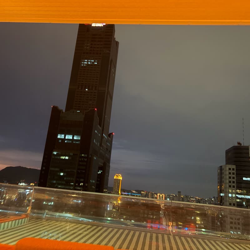 24樓高空泳池酒吧