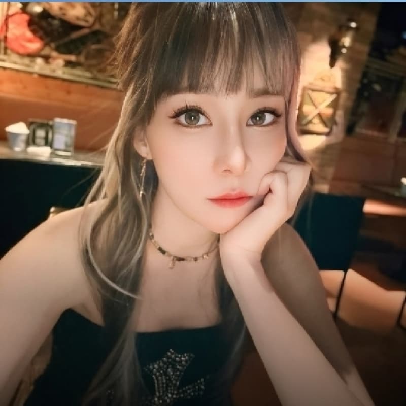 一邊聽歌一邊吃東西。陳曼青。live band 。錢各付各。聽完直接解散。可早退.可喝汽水果汁+可吃晚餐宵夜!